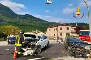 Frontale sulla Sr 203 al Peron: quattro feriti e traffico in tilt