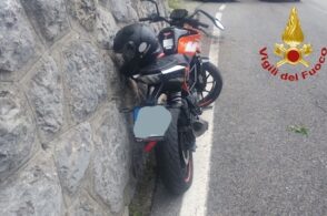 Perde il controllo della moto: ragazzo finisce contro il muro