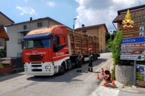 Scoppia una gomma, camion bloccato: quattro ore di intervento dei vigili del fuoco
