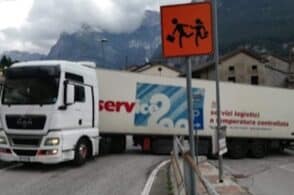 Errore del gps, il camion resta incastrato in mezzo alla curva