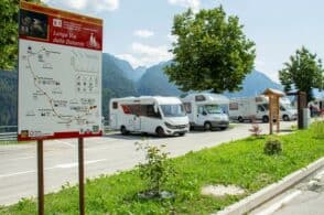 Otto posti con vista lago. Inaugurata la nuova area camper di Calalzo