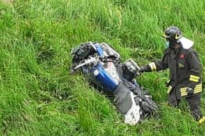 Motociclista in fase di sorpasso, l’auto lo centra: elitrasportato a Belluno