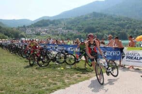 Sport, colori e spettacolo: in 800 sul lago di Santa Croce