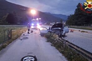 Schianto all’alba sulla Provinciale: l’auto trafitta dal guardrail