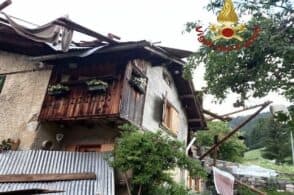 Tetti scoperchiati, grandine, allagamenti e blackout: il maltempo sferza il Bellunese