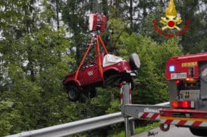 Fuoristrada in un dirupo: miracolato l’autista