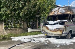 Camper in fiamme, Statale 51 di Alemagna in tilt