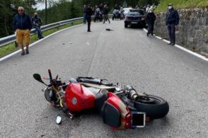 Scontro sui tornanti del Giau, motociclista in prognosi riservata