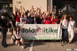 Dolomitike: una gigantesca coperta per dire “no” alla violenza di genere