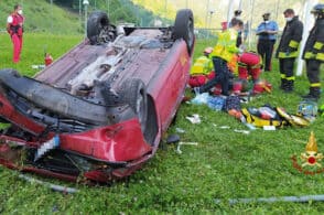 Auto sfonda il guardrail e precipita per 20 metri: intervengono i Vigili del fuoco