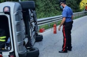 Auto esce di strada e si ribalta: a bordo una famiglia con due bimbi