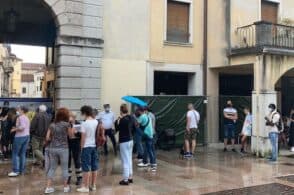 Tutti in fila per “Vaccini sotto le stelle”: oltre cento persone