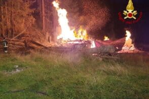Baita in fiamme, vigili del fuoco impegnati per diverse ore. Salvo il bosco
