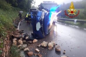 Auto esce di strada e si ribalta: feriti gravi due anziani