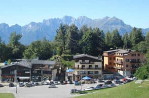 Esce da una festa, scivola in una scarpata e rischia di morire di freddo