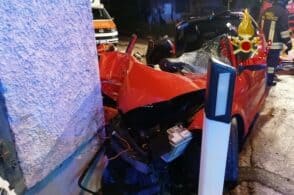 L’auto si schianta contro il muro. Quattro persone incastrate nelle lamiere