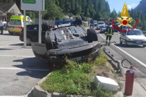 Schianto tra due auto: tre feriti