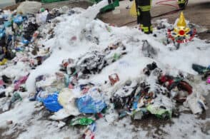 Belluno: autocompattatore in fiamme, nessun danno