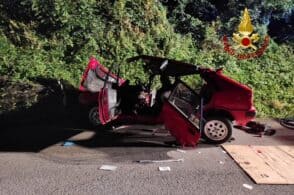 L’auto si schianta contro il muretto, due feriti