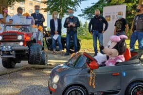 Mini auto elettriche per i bimbi della Pediatria: «Grazie ai biker»