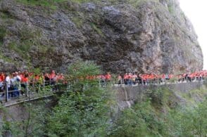 Pedonata della memoria: anche due neozelandesi sui luoghi del Vajont