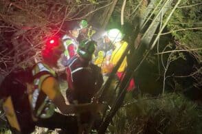 Parte con l’attrezzatura da canyoning, poi scompare. Dato per morto, lo ritrovano vivo