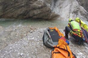 Scivola sul ciglio della forra e precipita per 50 metri: grave una donna
