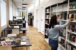 Leggere fa bene a tutti, in biblioteca arrivano i libri “ad alta leggibilità”