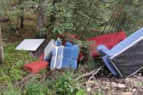 Divani vecchi buttati nel bosco. È “caccia” agli incivili