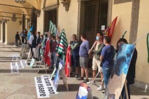 Sindacati e politica d’accordo: «Via Ideal, ma teniamo qui la produzione»
