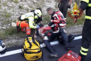 Il cervo attraversa la strada, la moto lo centra: ferito un centauro