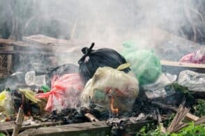 Puzza di bruciato mattina e sera da due anni, cittadini preoccupati: «L’aria è inquinata»
