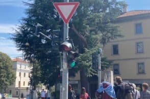 Il rosso punta a terra, il verde guarda a destra. Semaforo rotto in stazione