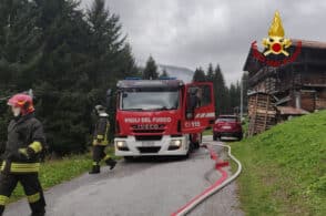 Baita in fiamme, persona in pericolo e bosco a rischio: ma è “solo” un’esercitazione