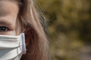 Bambino positivo al Covid, focolaio a scuola: sospese le attività