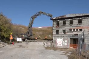 Vecchia base Nato, via ai lavori di demolizione: «Ora recuperiamo il sacrario»