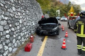 Perde il controllo dell’auto e si schianta sul muro, feriti conducente e passeggero