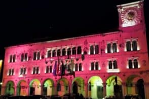 Lotta contro i tumori alla mammella: la Prefettura si illumina di rosa