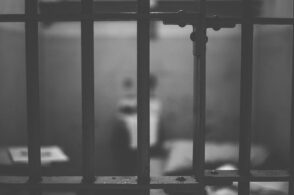 Detenuto aggredisce gli agenti con una lametta: la denuncia dei sindacati