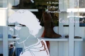 Volti e citazioni: &ldquo;Vetrine parlanti&rdquo; per dire no alla violenza sulle donne