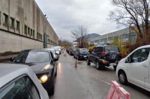 Troppi tamponi senza prenotazione. E ai drive in si formano lunghe code
