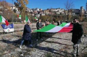 Dodici metri di tricolore: i militanti di Fratelli d’Italia lungo le rive del Piave
