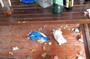 Sede degli Alpini sporcata dagli incivili: «Questo è vandalismo»