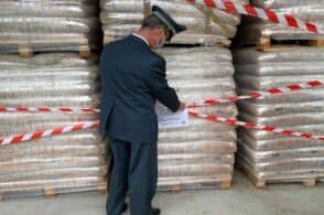 Vendeva pellet non sicuro: maxi sequestro in Agordino