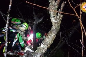 Rimane bloccato sopra un salto di roccia: recupero notturno per un 22enne statunitense