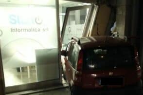 Va dritta in curva e sfonda la vetrina del negozio, incidente da &ldquo;effetti speciali&rdquo;
