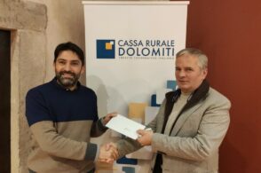 30 anni della Cassa rurale Dolomiti: donati al Comune 10mila euro