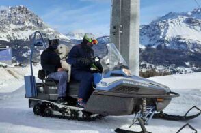 Cade sulla pista da sci e non respira più: una pattuglia gli salva la vita