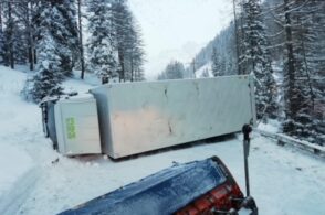 Camion rovesciato sul San Pellegrino, passo chiuso