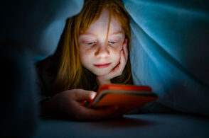 Adolescenti “drogati” di social, quasi la metà dei ragazzi trascorre almeno 3 ore su internet